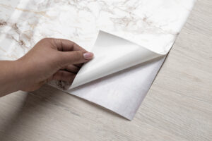 still-life-putting-up-decorative-vinyls (2)